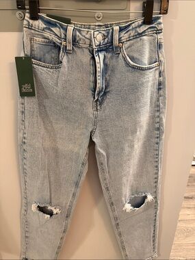 Light Wash Ripped women’s Jeans - Classic Denim
